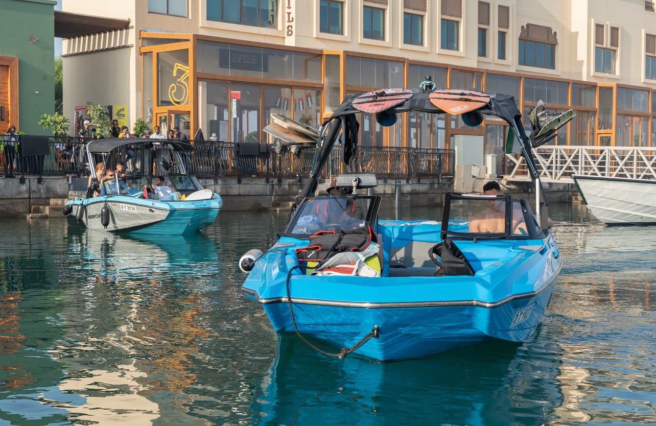 Вейк-катера на воде в гавани Jumeirah Fishing Harbour 1, рядом с рестораном 3 Fils